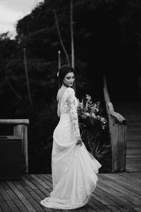 Vestido de noiva; noiva preto e branco; casamento ao ar livre; buque; estilo de vestido para noivas 2021'