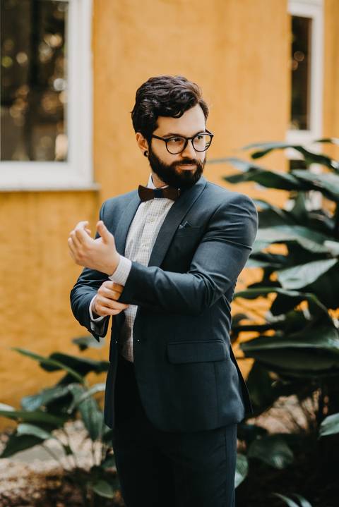 casamento piçarras; terno moderno; gravata borboleta de madeira; noivo 2021; barba moderna; preparação para o casamento.'