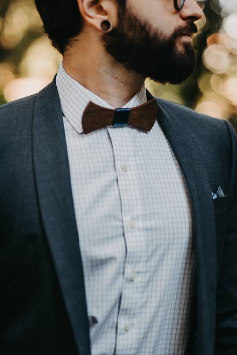 gravata borboleta de madeira; camisa quadriculada; terno azul; terno moderno; noivo 2021; fotografo de casamento'