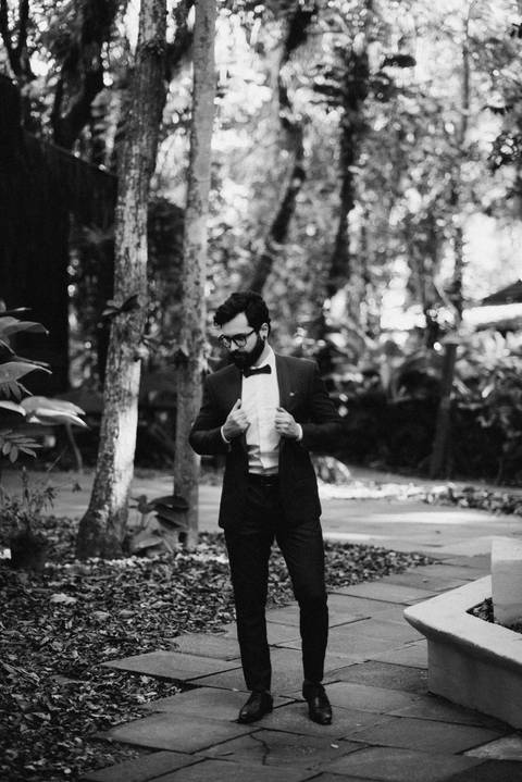 terno slim; foto preto e branco; foto de noivo; casamento ar livre; casamento praia; fotografia; Barba moderna'