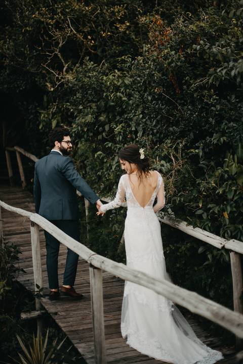 Noivo e noiva; terno azul; vestido de noiva aberto; casamento ar livre; pós wedding'