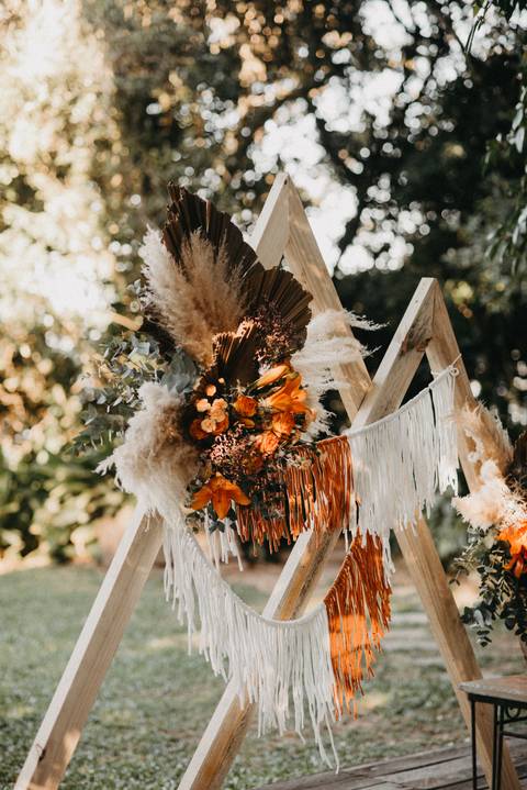 decoração para casamento ar livre; casamento 2022; casamento borro; decoração; cerimônia de casamento 2022; casamento desconstruído; casamento praia; '