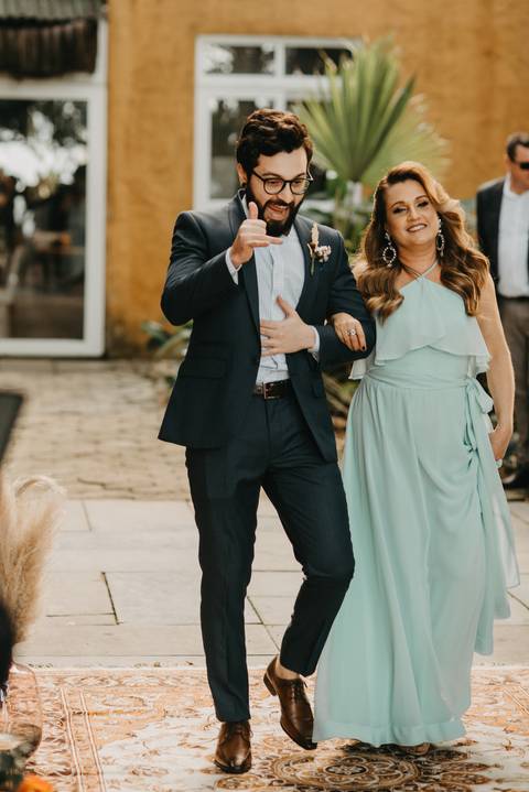 noivo entrando; fotografo de casamento; gravata borboleta de madeira; noivo 2021'