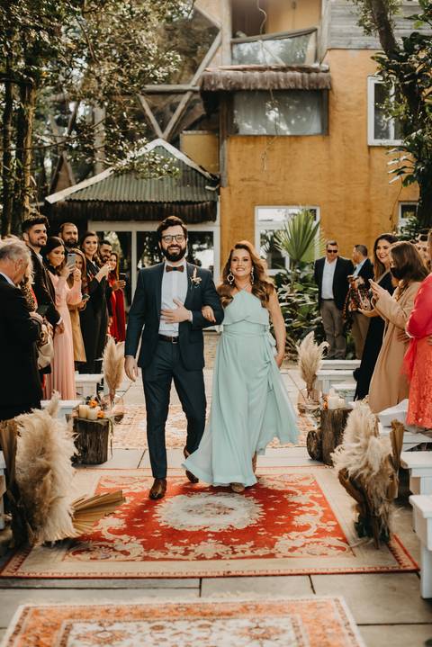 entrada do noivo; mãe do noivo; vestido azul turquesa; casamento piçarras '