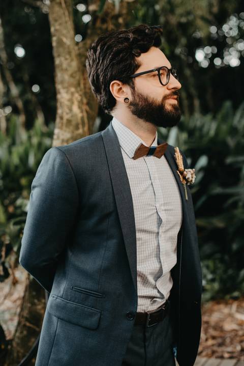 casamento emocionante; terno moderno; barba 2022; entrada da noiva; gravata borboleta de madeira'