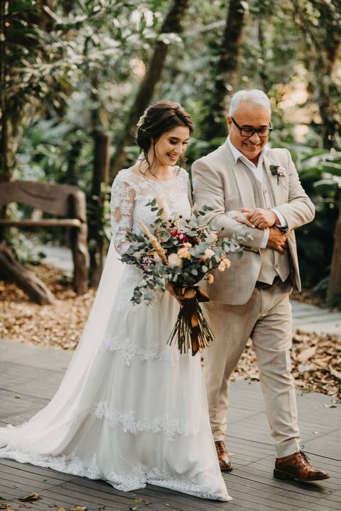 Noiva entrando; entrada da noiva; fotografia de casamento; fotografo para casamento em joinville; casamento na praia'
