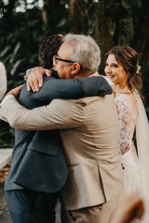 Pai da noiva; entrada dos noivos; entrada da noiva; casamento na praia; terno moderno;'