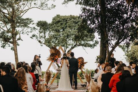 casamento de dia; casamento na praia; casamento de céu aberto; casal; cerimônia de casamento'
