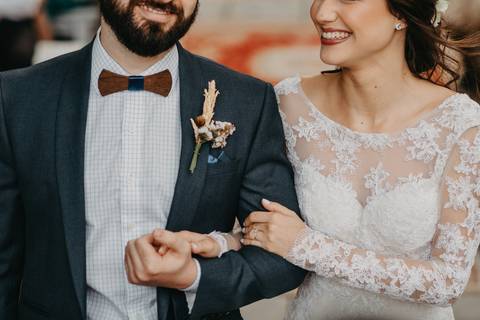 pantai wedding; casamento religioso; casamento moderno; gravata borboleta de madeira; casal'