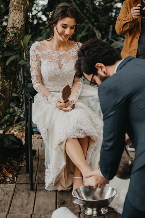 lava pés; casamento ar livre; casar na praia; casal; casamento religioso'