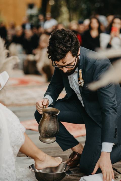 casamento com lava pés; noivo lava pé de noiva; casamento ideal; casal '