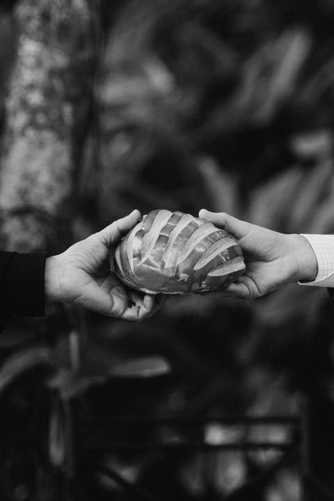 Santa ceia casamento; noivo e noiva; santa ceia igreja; ato religioso no casamento; ato profético; fotografia conceitual; casamento 2021; casamento religioso'