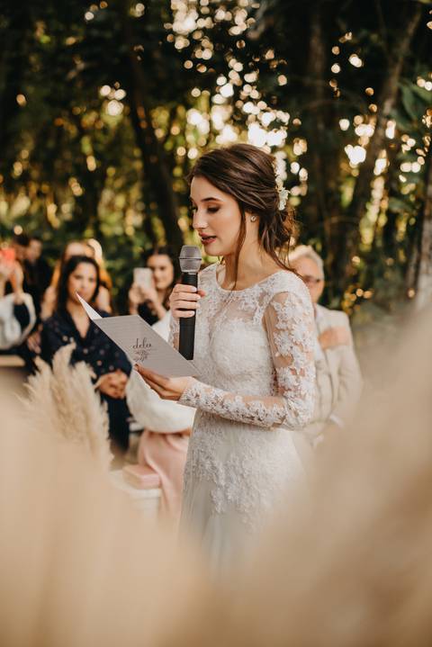 votos da noiva; vestido de noiva; meus votos; casamento ar livre; casal; fotografo em Joinville'