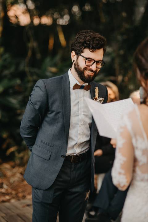 fotografia de votos; reação do noivo; votos da noiva; fotografia de casamento ar livre; casamento registros fotográficos; casal; cerimônia de casamento '