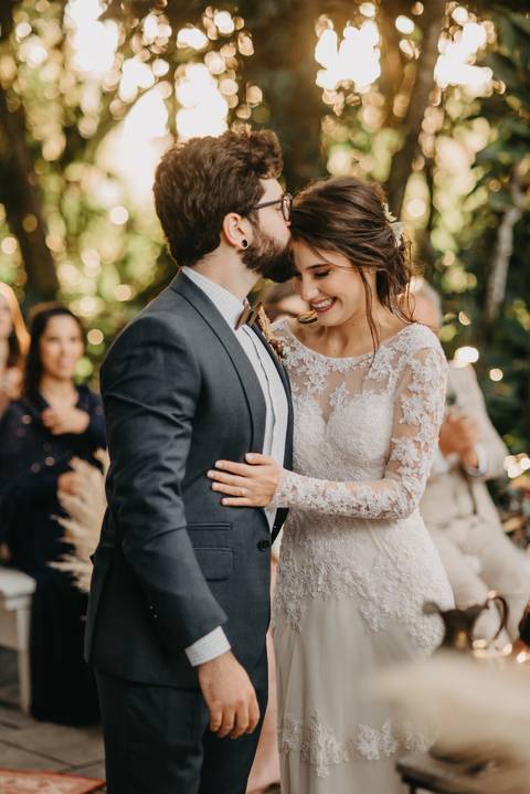 casal; noivo e noiva; casamento ar livre; casal moderno; noivos; casados; aliança; '