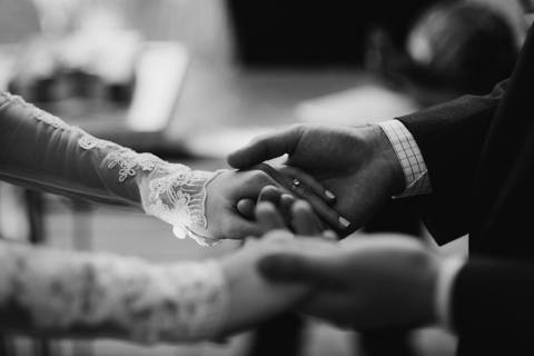 Noivo e noiva; foto conceitual; casamento; entrada da aliança; alianças;'