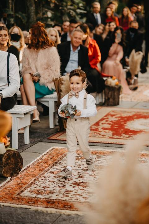 entrada de alianças; aliança casamento; pajem; roupa social infantil; casamento ar livre; casamento praia'