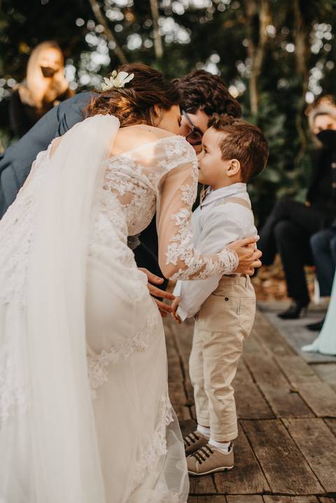 pajem; casamento ao ar livre; casal moderno; entrada da aliança; aliança de casamento'