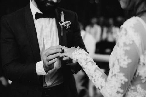 noivos; fotografia de casamento preto e branco; casal; preto e branco'