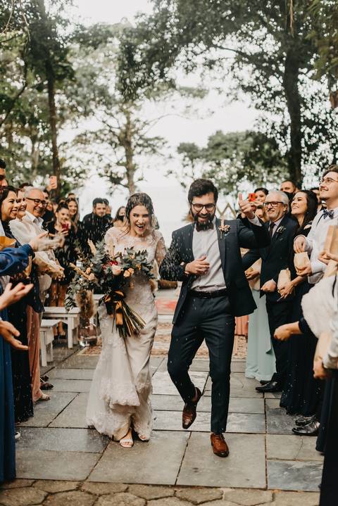 saida dos noivos; fotografia dos noivos; fotos para noivos; foto de casamento; fotografo de casamento; casal saindo; saída de cerimônia; saída de casamento; chuva de arroz; '