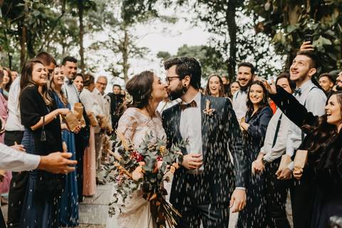 Chuva de arroz; casamento ar livre; casamento piçarras; casamento fotografo; casamento moderno; casal; noivo e noiva'