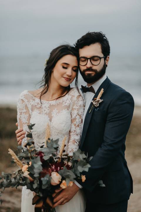 noivo e noiva; barba para casamento; casal; noivos; casal moderno'