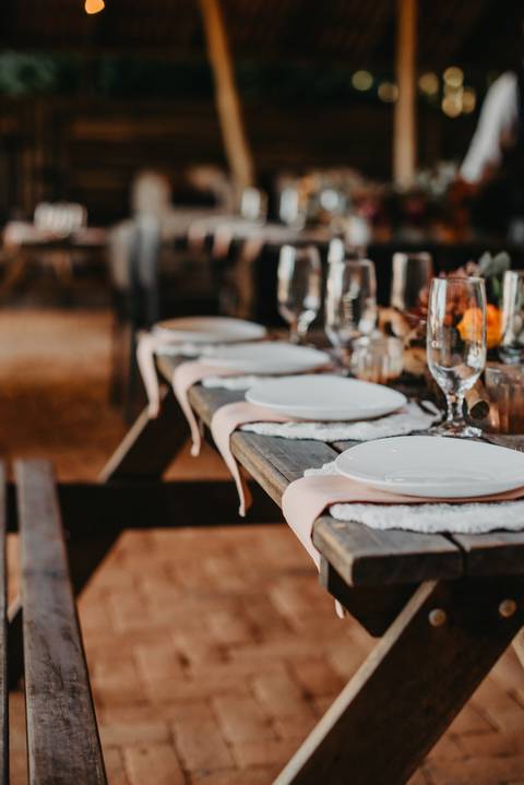 mesa de festa de casamento; mesa de madeira; taças de vidro; copos de vidro; decoração para casamento'