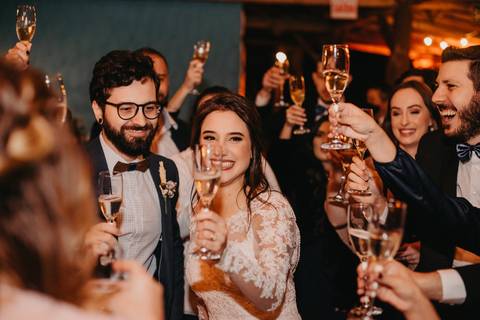 brinde noivo e noiva; brinde de casamento; casal brindando; festa de casamento'