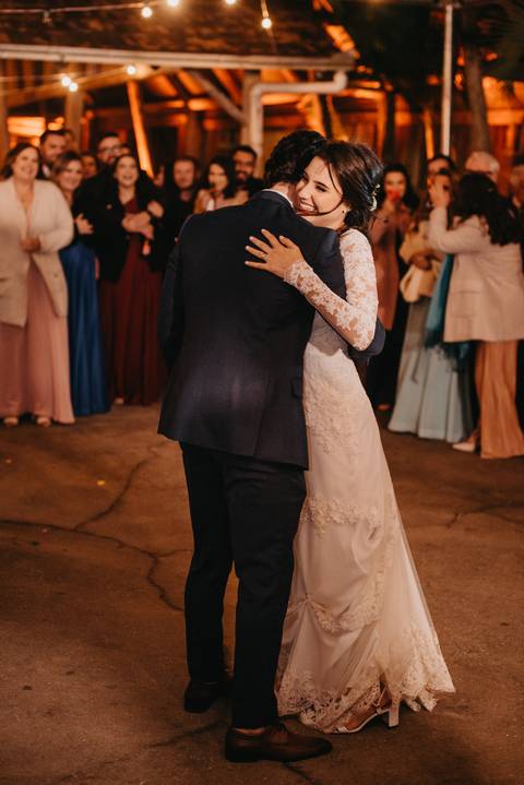 valsa de casal; casamento dança; festa de casamento; noivo e noiva dançando;'
