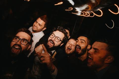 casamento; amigos do noivo; festa de casamento a noite'