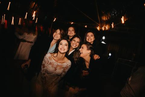 casamento; festa de casamento; amigas da noiva; noiva; festa a noite de casamento;'