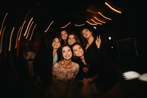 amigas da noiva; festa de casamento; festa ao ar livre; festa de casamento a noite'