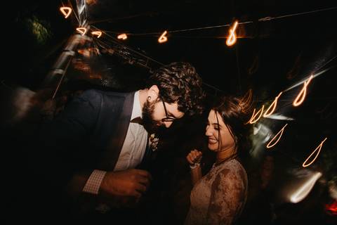 noivos dançando na festa de casamento; festa de casamento fotografia; fotógrafos de festa '