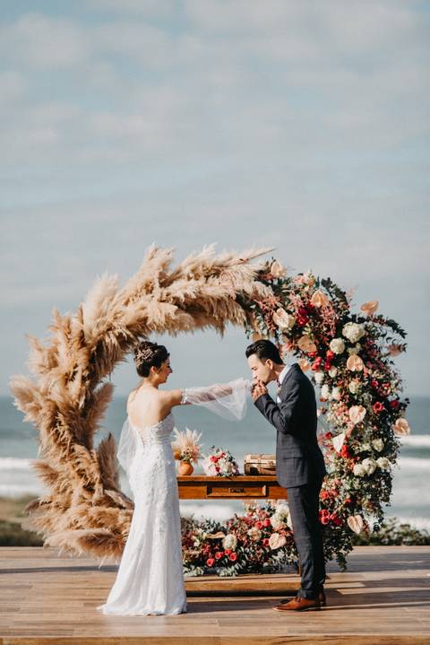 elopment, casamento na praia, casamento ar livre, noiva e noivo, fotografia de casamento, decoração para casamentos, casamento boho, casamento moderno, casamento de frente pro mar'