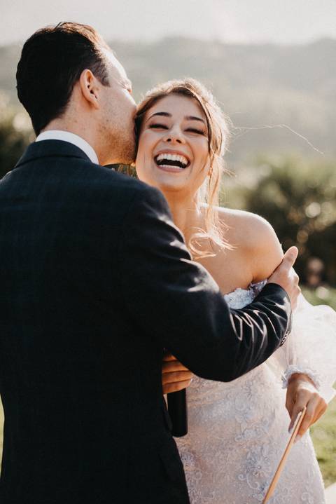 foto espontânea casamento, casal, noivo e noiva, casamento fotografia, beijo casamento'