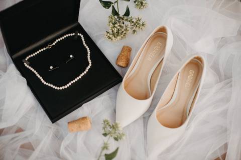 acessórios para noiva, sapato da noiva, colar para noiva, brincos para noiva, preparação da noiva. fotografia dia da noiva,  preparação para noiva. fotografia joinville, casamento joinville fotografo'