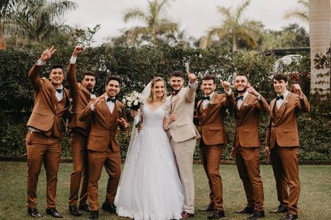 noivo e noiva, padrinhos, casamento ao ar livre'