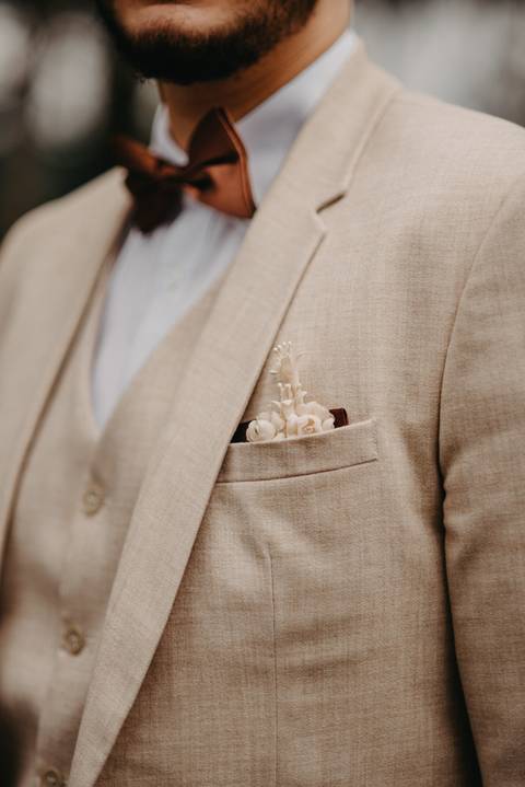 boutonniere, flor de lapela, terno de casamento moderno, casamento fotografia joinville, terno bege, gravata borboleta'