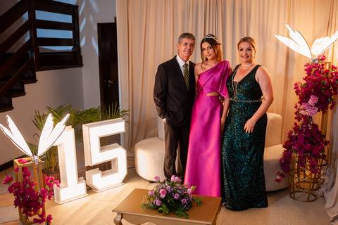 Decoração de 15 anos

Cerimônia e valsa 15 anos

Entrada da debutante

Fotos espontâneas da festa de 15 anos

Festa de 15 anos com emoção

Debutante dançando com o pai

Momentos marcantes da festa de 15 anos

Fotos com amigos e família na festa

Making of'