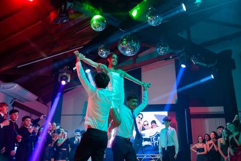 Decoração de 15 anos

Cerimônia e valsa 15 anos

Entrada da debutante

Fotos espontâneas da festa de 15 anos

Festa de 15 anos com emoção

Debutante dançando com o pai

Momentos marcantes da festa de 15 anos

Fotos com amigos e família na festa

Making of'