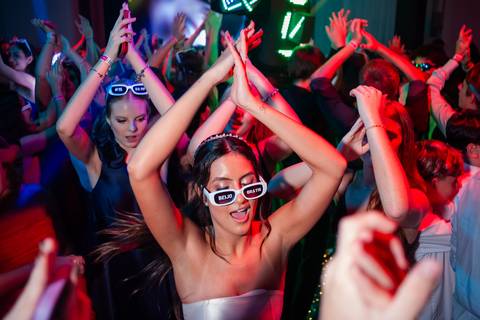 Decoração de 15 anos

Cerimônia e valsa 15 anos

Entrada da debutante

Fotos espontâneas da festa de 15 anos

Festa de 15 anos com emoção

Debutante dançando com o pai

Momentos marcantes da festa de 15 anos

Fotos com amigos e família na festa

Making of'