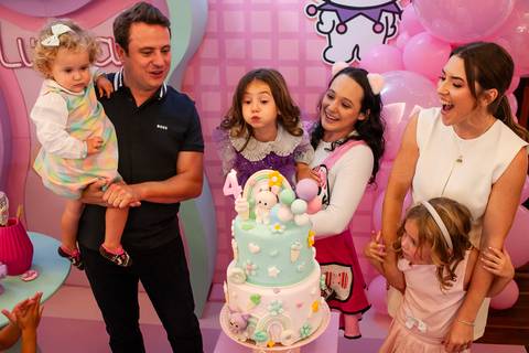 Fotos espontâneas de aniversário infantil

Momentos especiais do aniversário

Aniversário de [idade] anos do [nome da criança]

Festa infantil com decoração temática

Fotos de criança brincando na festa

Fotógrafo de aniversário infantil em [sua cidade]

'