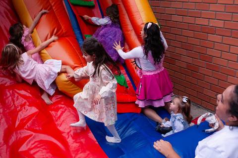 Fotos espontâneas de aniversário infantil

Momentos especiais do aniversário

Aniversário de [idade] anos do [nome da criança]

Festa infantil com decoração temática

Fotos de criança brincando na festa

Fotógrafo de aniversário infantil em [sua cidade]

'