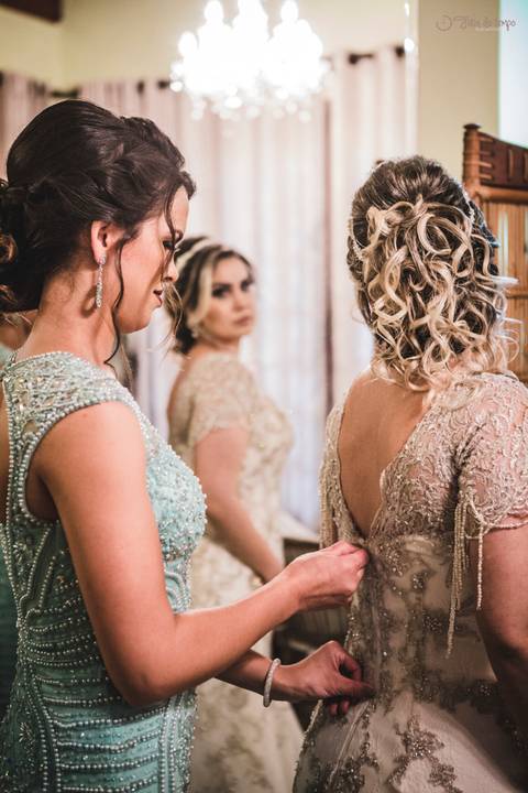 decoração, casamento rustico, casale rustico, decoração rustica, rustico, centro de mesa rustico, vestido de noiva, mae fechando vestido da noiva'