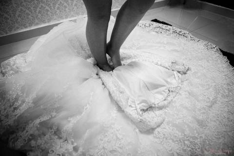 dia da noiva, espaço goretti, making of noiva, noiva, vestido noiva, vestido branco, noiva experimentando vestido, noiva colocando o vestido'