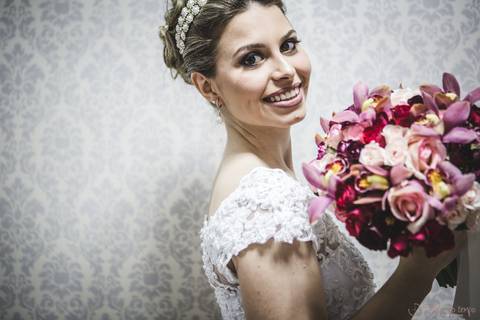 noiva, noiva, noiva pronta, penteado de noiva, penteado, maquiagem noiva, maquiagem, buquê rosa, buquê vermelho'