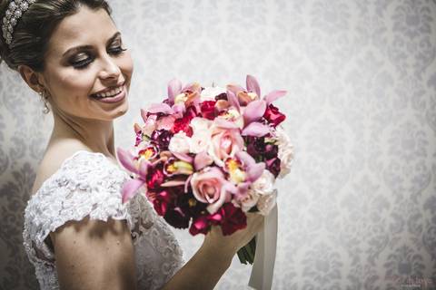 noiva, noiva, noiva pronta, penteado de noiva, penteado, maquiagem noiva, maquiagem, buquê rosa, buquê vermelho'