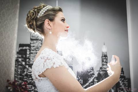 noiva, noiva, noiva pronta, penteado de noiva, penteado, maquiagem noiva, maquiagem, buquê rosa, buquê vermelho, perfume, noiva passando perfume'