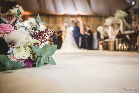 Festa de casamento, fotos de casamento, cerimônia de casamento, casamento rústico, casamento na cidade, casamento moderno, decoração rustica, noiva, noivo, buque descontruido, buque de noiva'
