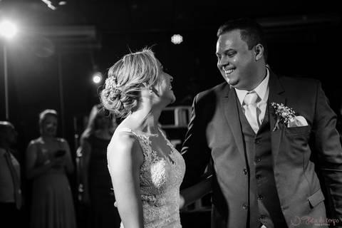 Festa de casamento, fotos de casamento, cerimônia de casamento, casamento rústico, casamento na cidade, casamento moderno, decoração rustica, noiva, noivo'